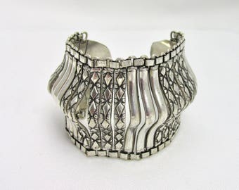 Beautiful and impressive ethnic style silver metal bracelet
