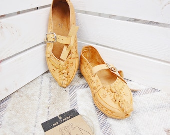 Traditional Polish folk costume shoes called 'Kierpce' for kids. Different sizes ! 100% geniuine leather! Amazingly decorated!