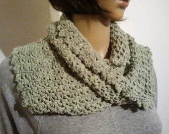 Tunisian crochet Möbiusschal in light green with grey