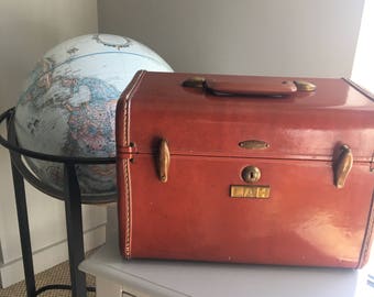 Vintage Retro Samsonite Streamlite train case (cognac brown faux leather hardside) // letter plate and initial tiles // plastic tray insert
