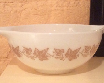 Pyrex Sandalwood 443 Cinderella Bowl