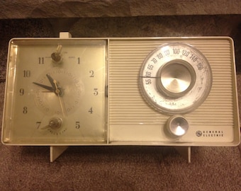 Vintage General Electric Cream Tube Radio Clock AM Radio/Alarm - Works