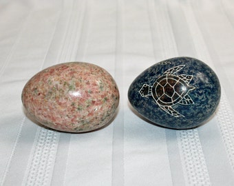 2 Vintage Stone Eggs #1- Blue Grey with Hand Etched Sea Turtle & #2 – Pink Grey Polynesian Souvenir Marble Alabaster Collectible knick knack
