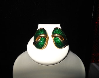 Lovely Vintage Emerald Green Gold tone earrings