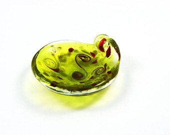 Round pendant - green patterned red and gold