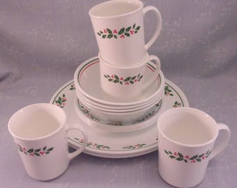16 Piece Vintage 1991 Christmas Dinnerware Set for 4. Corelle by Corning in Winter Holly Green Band with Berries Discontinued Pattern. Qkda