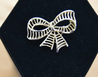 Pretty Vintage Gold tone Bow Brooch