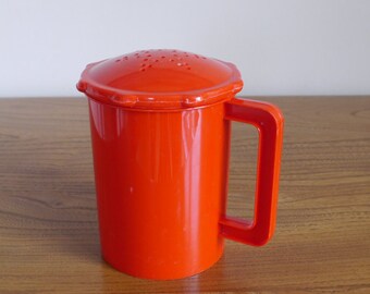 Vintage red flour shaker, flour sifter, retro kitchenalia, Embee - MB, 1950’s