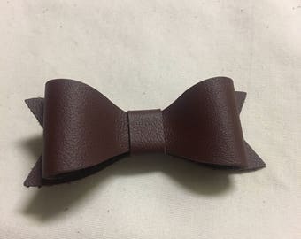 Sienna leather bow clip