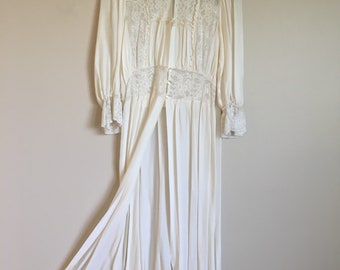 1940's White Lace Dressing Gown fly away skirt Peignor Robe