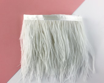 Ribbon of white ostrich feathers / from 30 cm