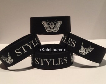 Harry Styles (One Direction) tattoos and last name bracelet