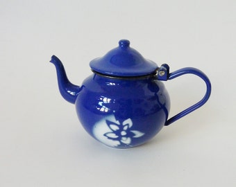 Vintage tea pot made of enamel, dark blue enamel teapot, old Enamel Pot, small Kaffeekännchen,.