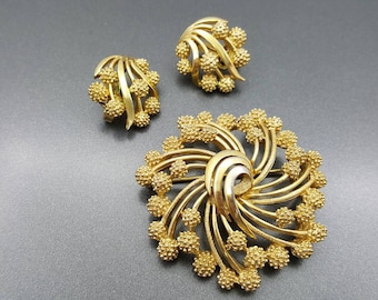 Crown Trifari Brooch and clip earrings gold tone modern Mint Condition