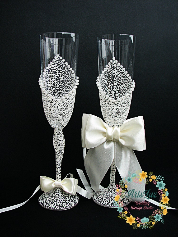 Ivory Charming Wedding champagne glasses Hand painted There is no doubt that lace is one of the most elegant 2018 wedding trends. But now