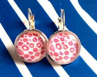 Lipstick kisses cabochon earrings- 16mm