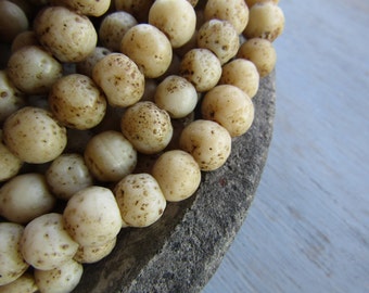 beige glass beads, rustic round lampwork beads, matte opaque, gritty textured aged look, brown wash, indonesian 7 to 8.5mm (16 beads)6ak1-6