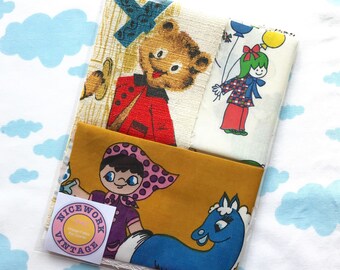 Vintage Fabric Scrap Bundle, 50s 60s 70s, Fabric Scrap Pack, Remnants, novelty fabri , childrens fabric, nursery, juvenile fabric