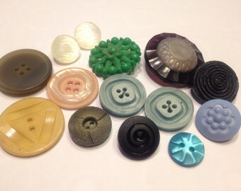 14 piece vintage button mix , 15 - 35 mm (24)