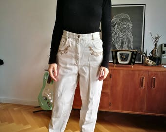 White mom jeans with embroidery details