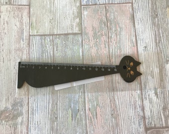 Black cute cat shape ruler in wood 15 cm.