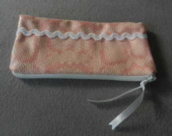 Cosmetic case with zipper