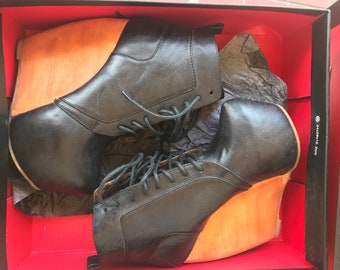 Leather Ankle Booties. Woman's Size: 5 1/2