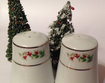 Vintage Classic Traditions CRANBERRY HILL Christmas Tableware Vintage Classic Traditions CRANBERRY HILL Christmas Tableware