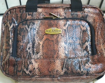 Etui Vanity esthétique vintage. Sac vintage, sac à main femme, sac de voyage, sac imprimé Animal, motif imitation reptile. Crystel de Beverly Hills.