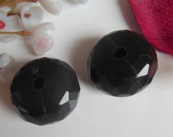 set of 2 beads puck has faceted plastic