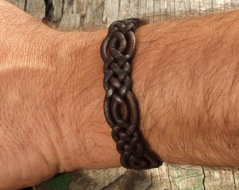 Special braided leather bracelet with toggle closure. (SZA13)