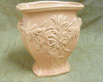 Vintage Peach / Pink Ceramic McCoy Vase Chrysanthemum Design 7 inch