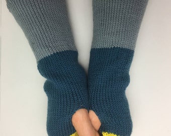 Knitted gloves made of 100% merino wool