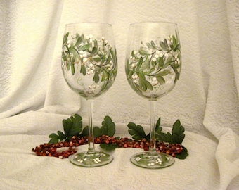 Free shipping Hand painted Mistletoe on pair of wine glasses
