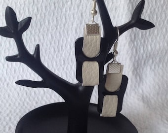 Earrings tab cans black with beige thread