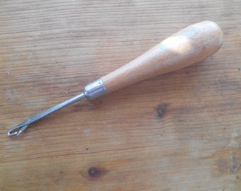Vintage retro latch hook rug making tool made in England