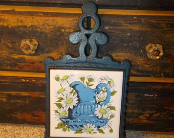 Vintage cast iron kitchen trivet, ceramic tile, pot rest, wall hanger, rustic farmhouse, water pitcher decor, country kitchen, spoon rest