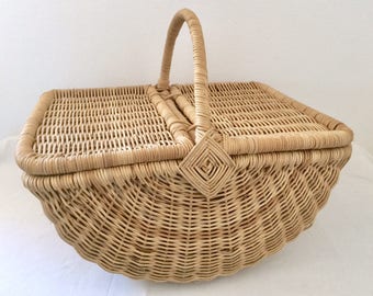 Beautiful quilted basket picnic rattan.