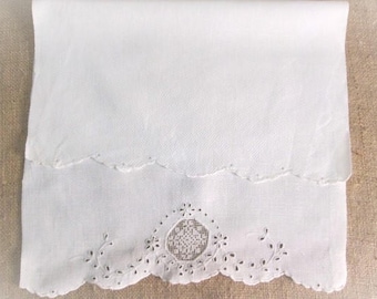 Vintage Guest Towel Antique Linens White Handmade Embroidery Lace Cutwork Shabby Cottage Guest Room Bath Decor Embroidered Vintage Linens