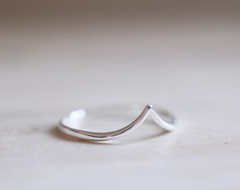 Point ring. Sterling silver point ring. Point band, Midi ring, Knuckle ring, minimal, silver ring, stacking ring, midi ring, point midi.
