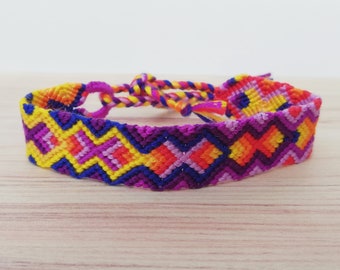 Friendshipbracelet-Hand made knotted friendship Band-macramé