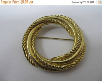 ON SALE Vintage Twisted Circle Pin Item K # 2759