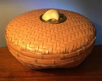 SALE! Vintage large round wicker basket with seashell on cover