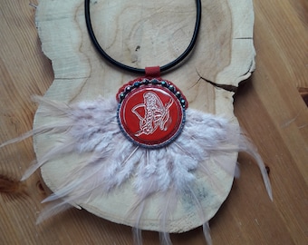 Necklace pink large cabochon of red clay and feathers.