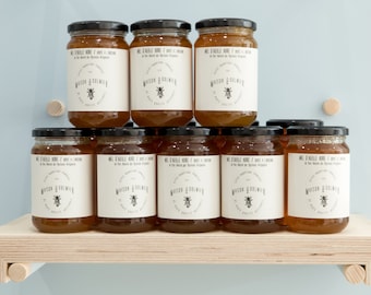 Honey bee black crushed to the old chestnut, Bramble, l l Pyrenees l lime
