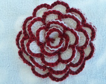 grande fleur au crochet appliqué façon camélia