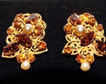 Vintage gold tone Rhinestone Pearl clip-on Earrings.