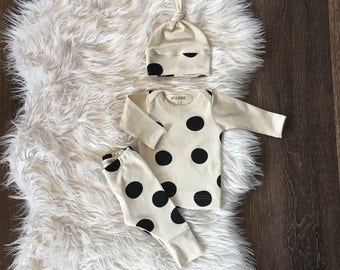 newborn coming home outfit, gender neutral, organic baby clothes, black cream polka dot, hospital outfit, infant, take home, leggings