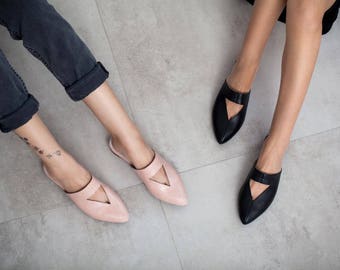 Black mules, flat mules, women mules, women's shoes, black shoes, black clogs, handmade leather shoes by Burlinca. Lia model.
