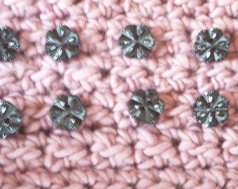 Set of 8 flowers black faceted buttons